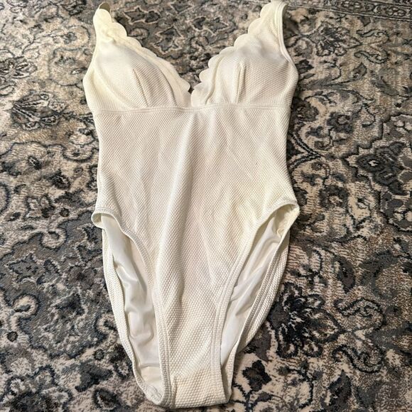 NWT Kate Spade Plunge One Piece Swimsuit - Pique Scallops in White- Size Small - Picture 4 of 9